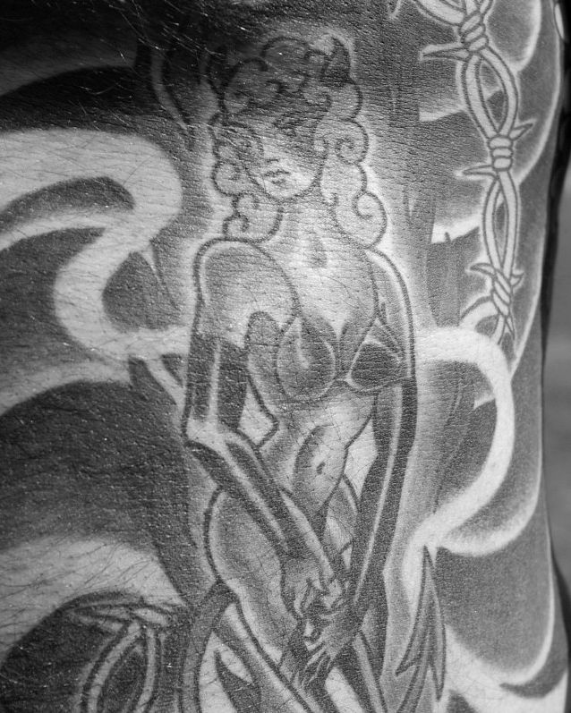 Black and grey Japanese-style figure with wind bars on a torso